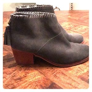 TOM’S women’s boot. Charcoal size 9